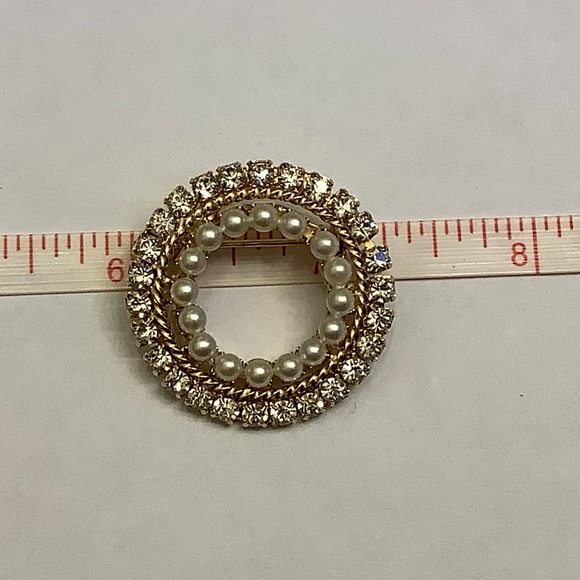 Gold Tone Circle Brooch with Clear Rhinestones and Faux Pearls - Picture 4 of 5